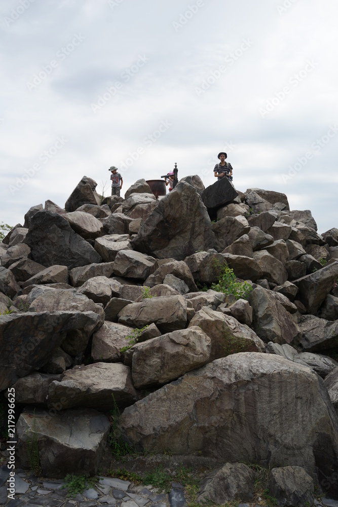 岩だらけの山　家族　夏休み　ハイキング