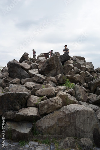岩だらけの山 家族 夏休み ハイキング