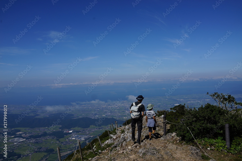 Fototapeta premium 伊吹山を歩く子供達 家族 ハイキング 登山 山頂 眺め