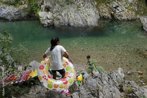 浮き輪で遊ぶ子供達　トリオ　三兄弟　川遊び　流れる　夏休み　