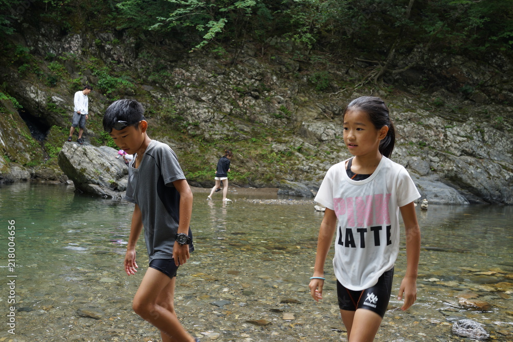 川で泳ぐ 川遊び 夏休み 子供達 トリオ 家族旅行 Stock 写真 Adobe Stock