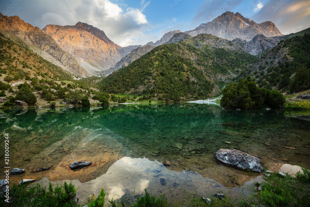 Obraz premium Fann mountains lake