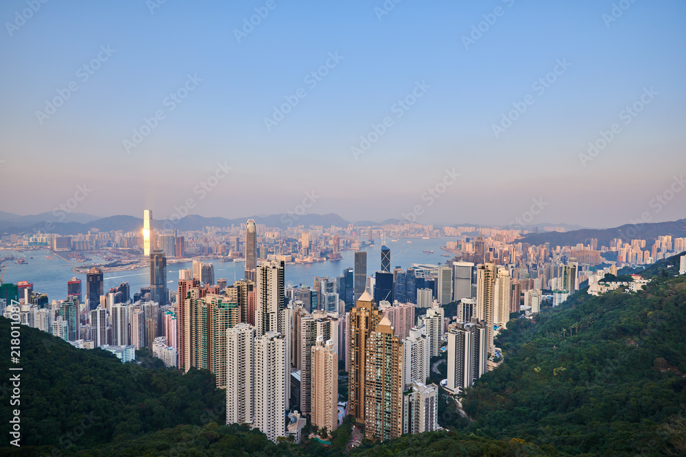 Obraz premium Sunset over Victoria Harbor as viewed atop Victoria Peak.