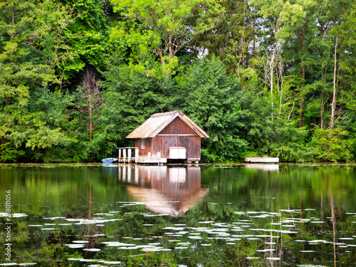 Hütte am Fluß