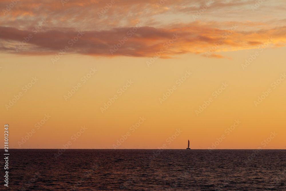 bateau sur l'océan au coucher du soleil