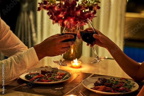 Obraz na plátně Happy couple on summer evening having romantic dinner.