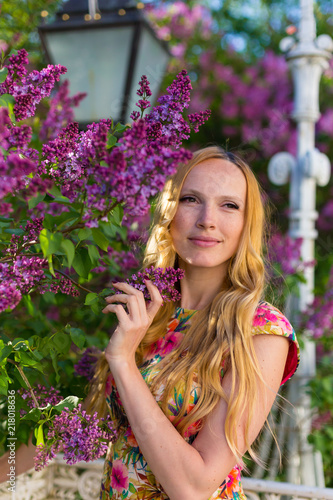 Obraz na płótnie Model in garden with lilac w salonie
