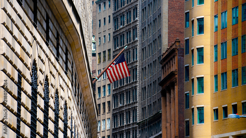 Fototapeta premium Drapeau américain sur une facade à Manhattan