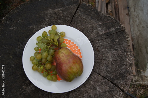 weiße Trauben und rote Williams Christbirne,essen, salat, teller, mahl, essgeschirr, gesund, green, tomate, weiß, gemüse, abendessen, frisch, fleisch, lunch, kopfsalat, kochen, feinschmecker,  photo