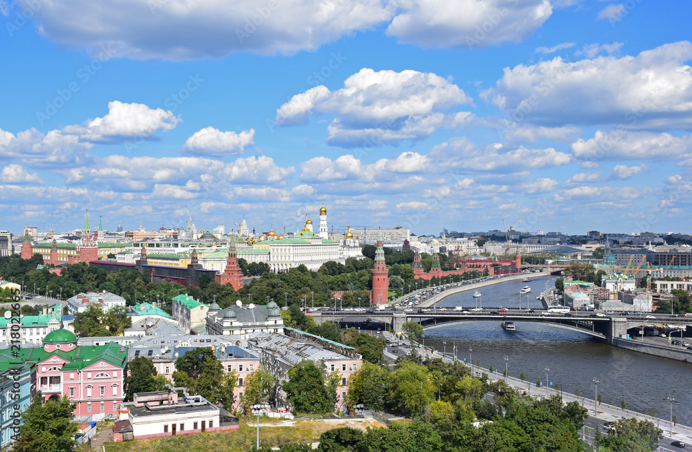 Вид на Кремль, мост и реку. Фото сделано со смотровой площадки Храма Христа Спасителя. Россия, Москва, август 2018.