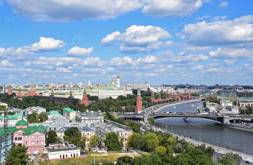 Вид на Кремль, мост и реку. Фото сделано со смотровой площадки Храма Христа Спасителя. Россия, Москва, август 2018.