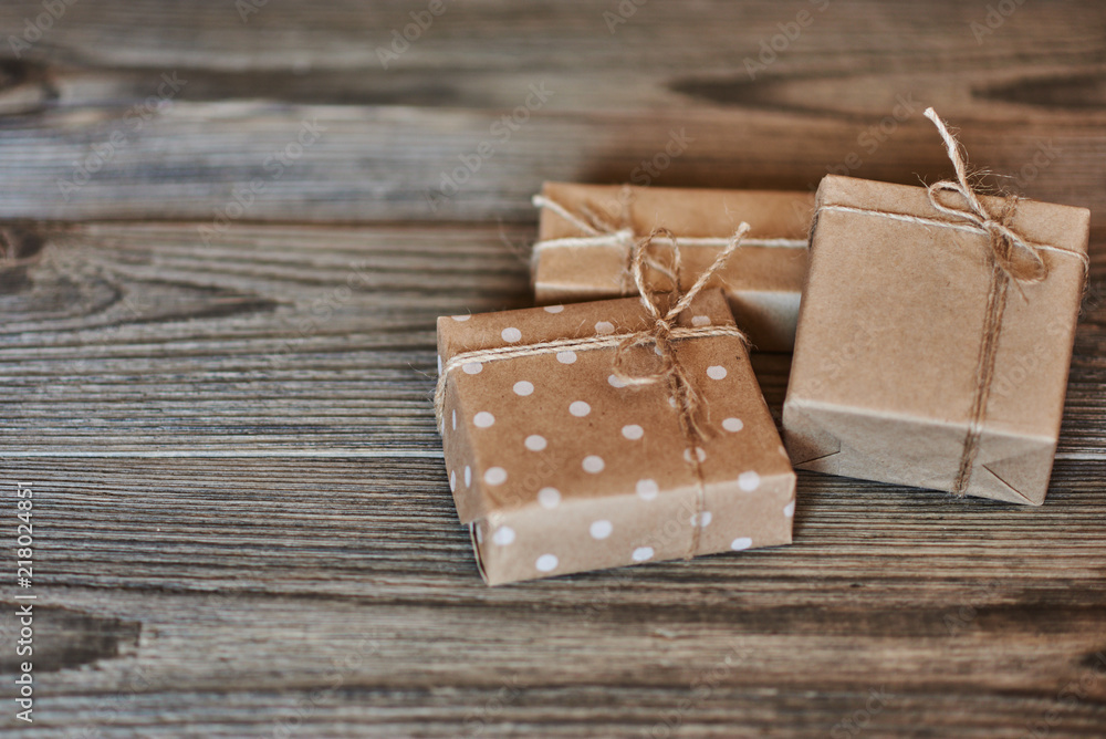 Premium Photo  Gift wrapping in brown kraft paper. gift box with craft  paper, scissors, pine cones and a skein of twine.