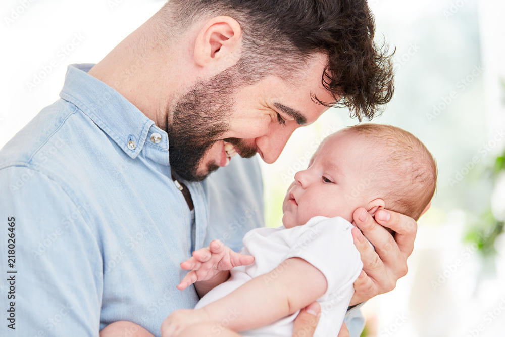 Vater hält sein neugeborenes Baby Vater hält sein neugeborenes Baby