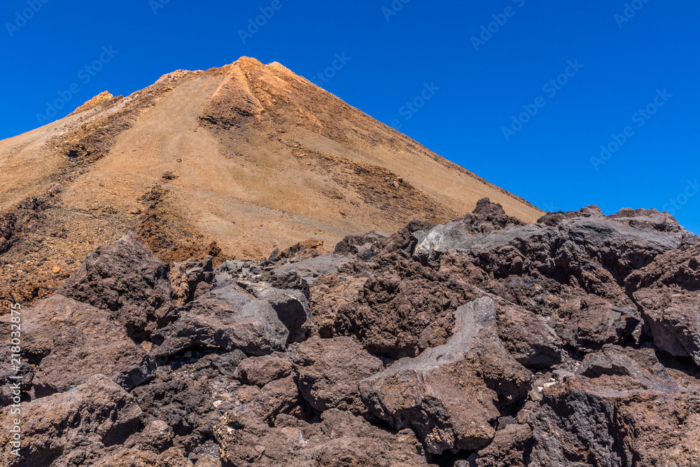 Der Teide-Vulkan vor strahlend blauem Himmel