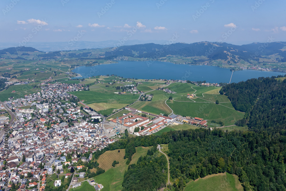 Luftaufnahme der Gemeinde Einsiedeln mit Kloster und Sihlsee