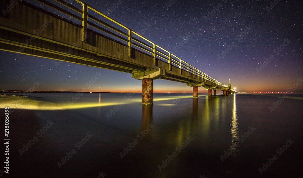 Fototapeta premium seebrücke unter sternhimmel