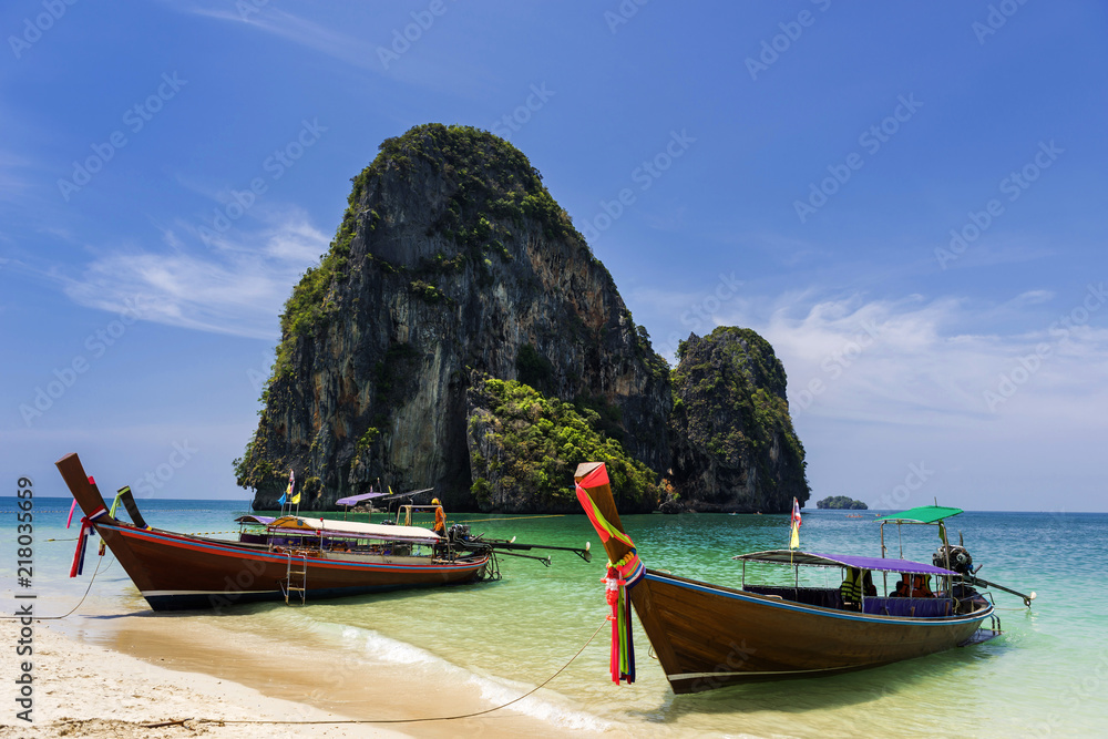 Longtailboot am Tam Phra Nang beach, Krabi Longtailboot am Tam Phra Nang beach, Krabi