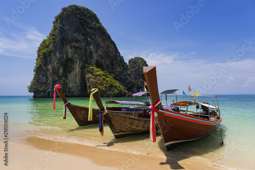 Fototapeta Naklejka Na Ścianę i Meble -  Longtailboote am Tam Phra Nang beach, Krabi