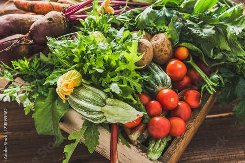 Photographie Assortment of fresh organic vegetables and garden produce on farmer market, heal