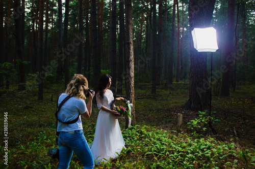 Fotografie Wedding photographer using strobe and softbox to make close-up portraits