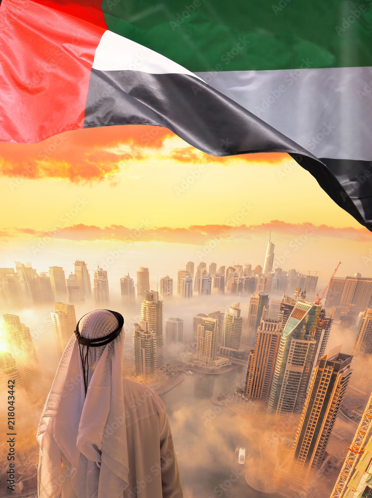 Fototapeta premium Arabski mężczyzna ogląda panoramę Dubaju z nowoczesną futurystyczną architekturą w Zjednoczonych Emiratach Arabskich.