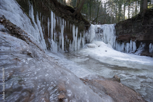 Winterlandschaft mit frostigem Wasserfall