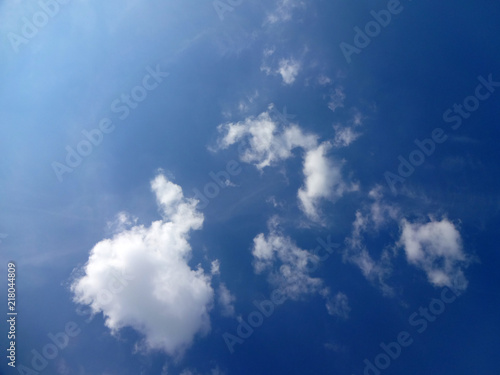 Blauer Himmel mit weißen Wolken © kathalina84