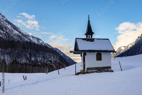 Kapelle in Winterlandschaft