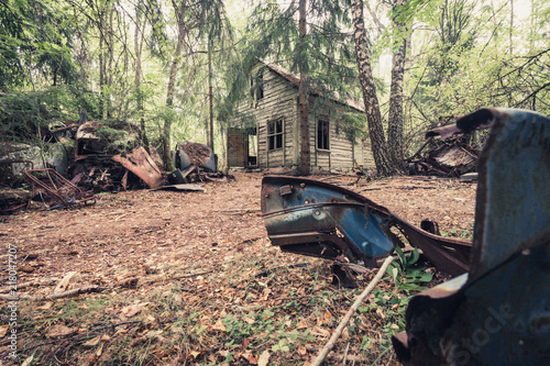 Waldhütte auf einem Schrottplatz photo