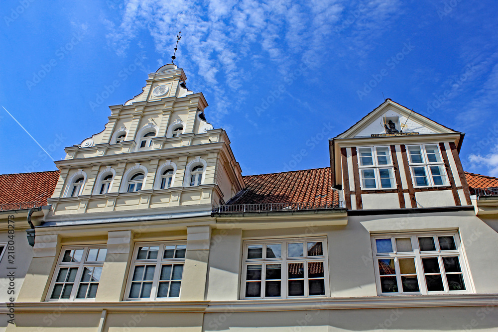 Lüneburg: Giebel historischer Bürgerhäuser in der Bäckerstraße (mit Bäckerskulptur)