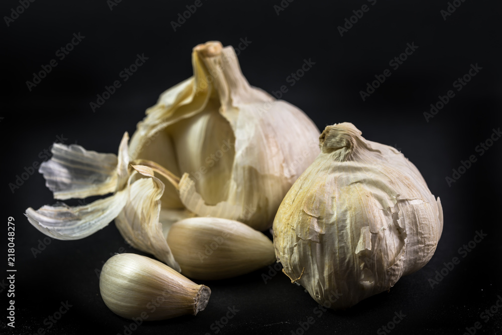 Obraz premium Knolle Knoblauch Makro isoliert auf schwarz