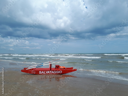 Imbarcazione si salvataggio per la sicurezza dei turisti durante la balneazione in mare