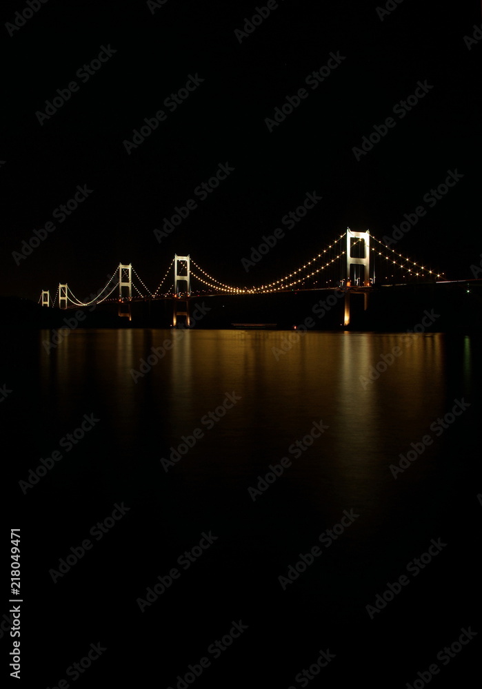 Obraz premium 来島海峡大橋のライトアップ（Kurushima Kaikyo Bridge）