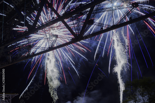 Feuerwerk hinter der F60 Brücke photo