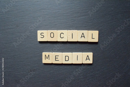 Social Media Holzbuchstaben