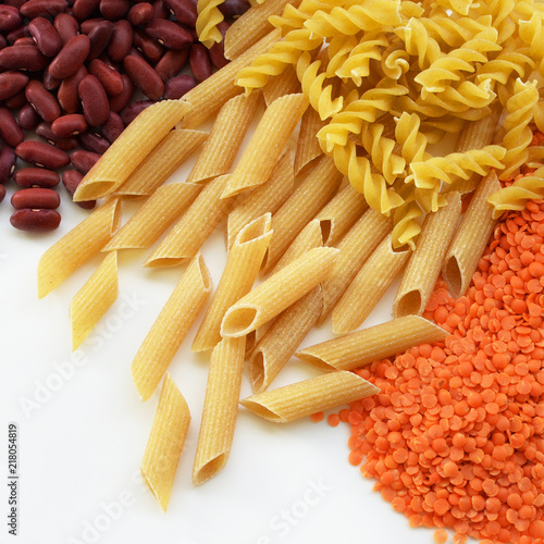 épicerie / produits secs en vrac : céréales et légumineuses (pâtes, haricots rouges et lentilles corail)