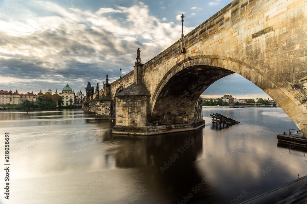 Obraz premium Charles Bridge and a view of the Old Town