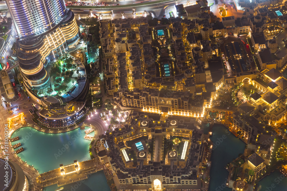Obraz premium Dubai downtown night scene with city lights.