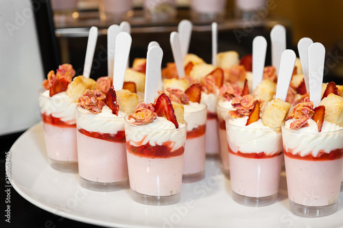 Φωτογραφία A tray of strawberry parfait desserts ready to be served.