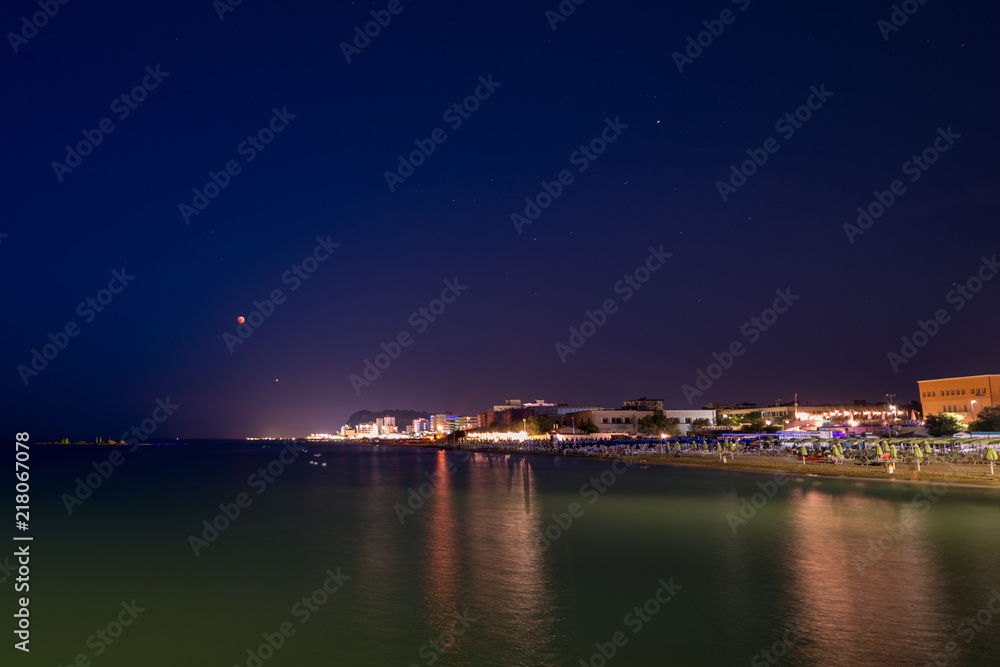 spiaggia di notte con stelle a Pesaro