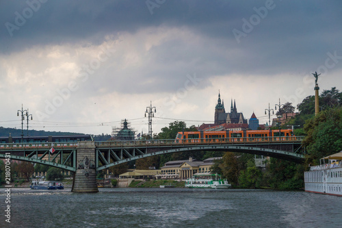 ponte a praga in una giornata nuvolosa