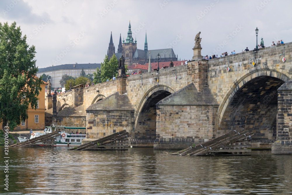 ponte a praga in una giornata di sole ponte a praga in una giornata di sole
