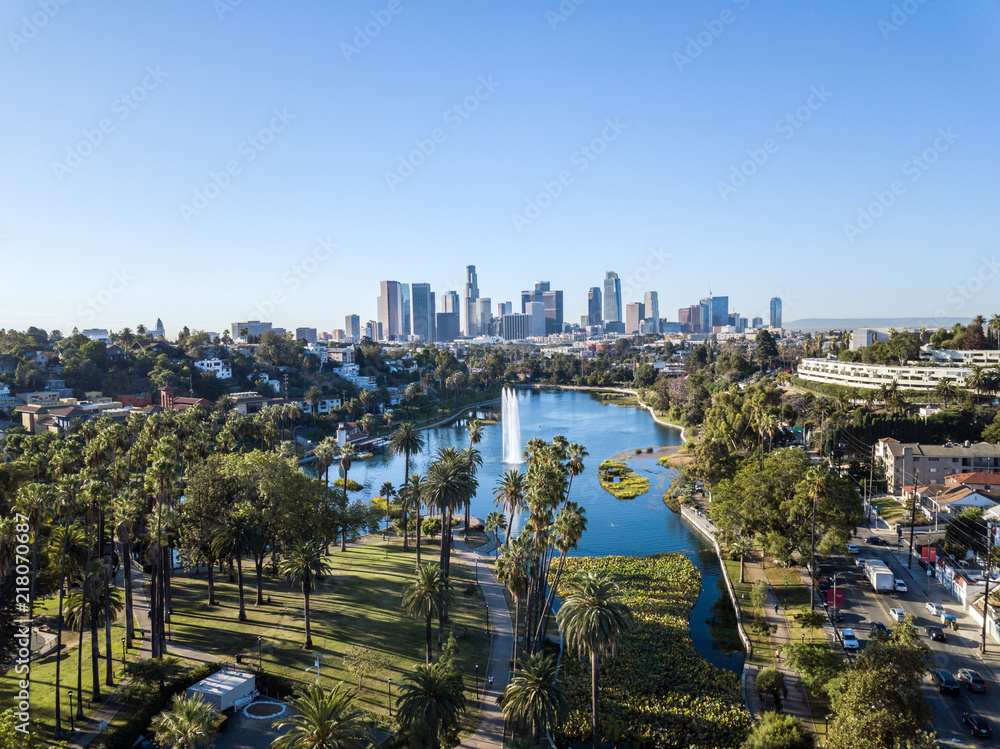 Fototapeta premium Widok z drona na Echo Park i LA Skyline