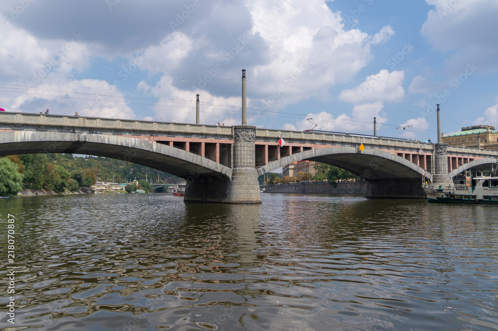 ponte a praga in una giornata di sole