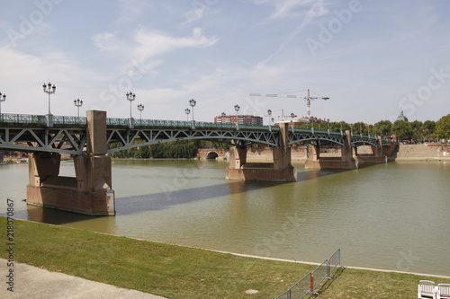 Wallpaper Mural Pont Saint-Pierre sur la Garonne à Toulouse, Haute-Garonne	 Torontodigital.ca