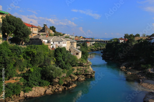 Bośnia i Hercegowina - Mostar, krajobraz wokół rzeki Neretwa widziany ze Starego Mostu.