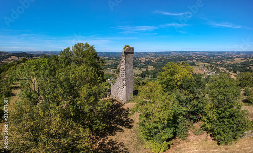 Yssandon - Vue aérienne de la tour (Corrèze, France)