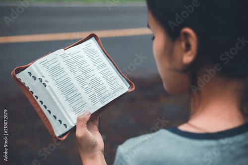 Fotografia A woman reading the Bible, meaning way. Vintage style