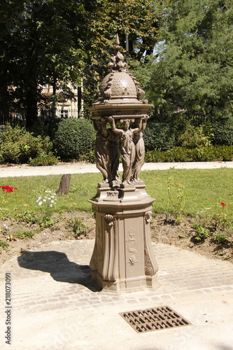 Wallpaper Mural Fontaine Wallace du square Boulingrin à Toulouse, Haute Garonne	 Torontodigital.ca