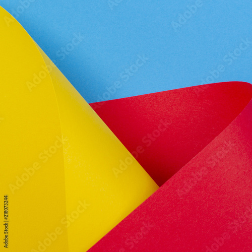 Kolorowe tło. Żółty, czerwony, niebieski kolor papieru w geometryczne kształty
